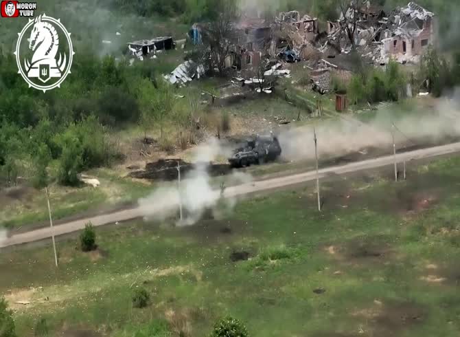 Video :What occurs when the armies of Russia and Ukraine collide while traveling